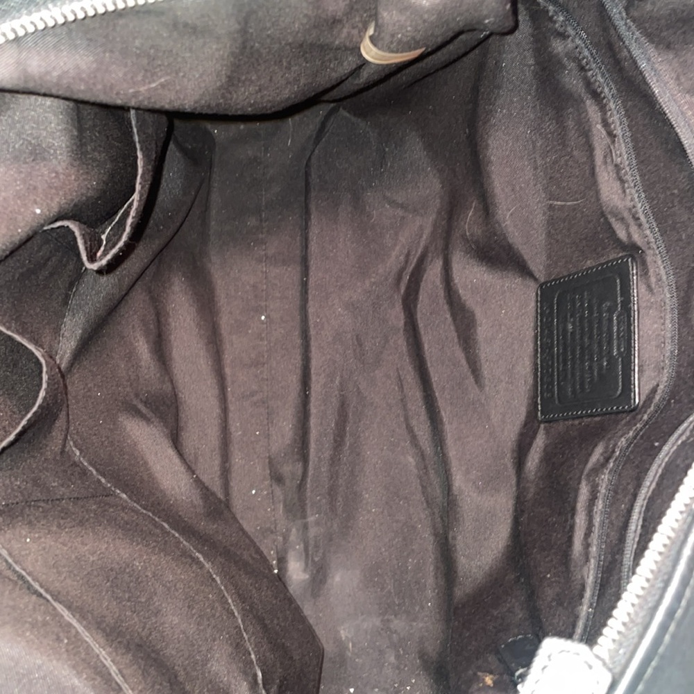 Coach shoulder bag preowned handles are cracking just at the shoulder area - Picture 6 of 11